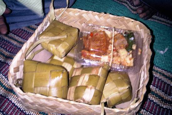 Cooked kenduri: Ketupat and side dish